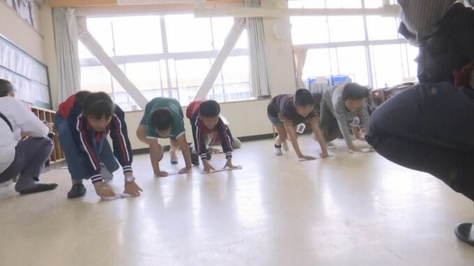 香港の小学生と国際交流　香港の学校にはない“掃除の時間”も一緒に行う　「帰ったら鳥取のいいところをみんなに伝えます」|TBS NEWS DIG