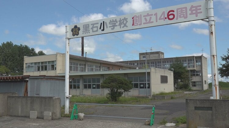 窓ガラスは割られ職員室などにタバコの吸い殻…落書きも「旧黒石小学校