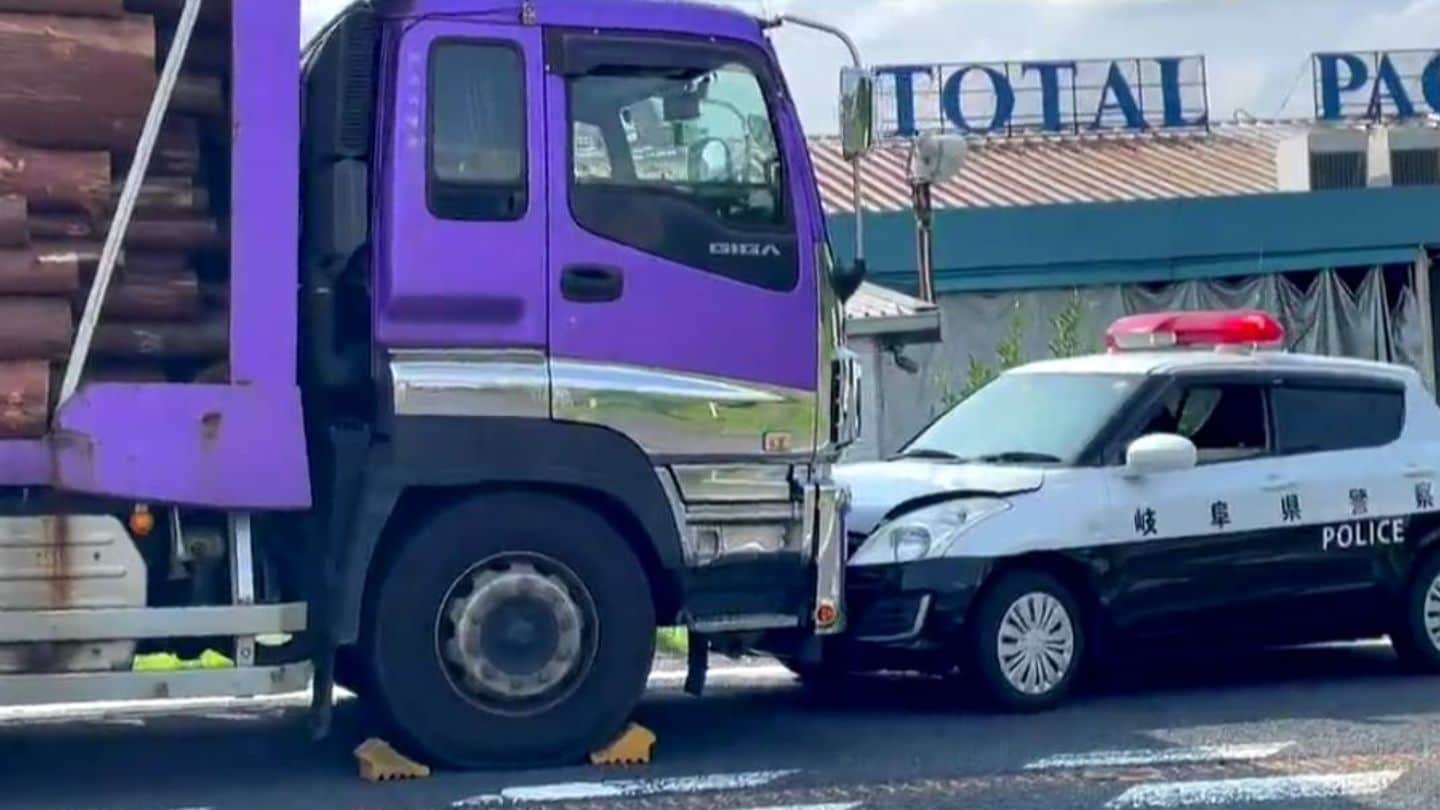 運転手のいないトレーラーが動き出しパトカーと正面衝突か　国道で木材が落下し警察官が交通整理中に　けが人なし