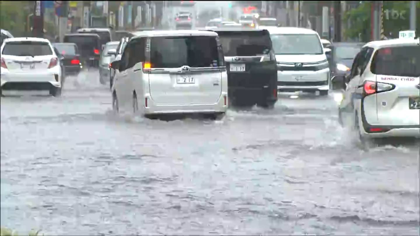 マンホールから水があふれて道路が冠水 仙台など大雨 引き続き低地の
