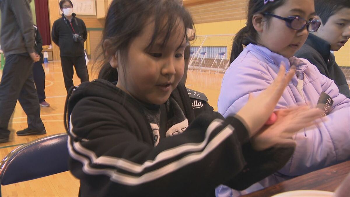 「モチモチしていて気持ちよかった」　盲学校で子どもたちとどんど焼きの団子づくり　山梨県トラック協会甲府支部