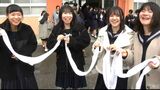岐阜・高山市の斐太高校で「白線流し」　帽子の白線とセーラー服の白いスカーフを一本に結び川に…卒業後も変わらぬ友情誓う 2019年の3月以来制限なしで　|　名古屋・愛知・岐阜・三重のニュース【CBC news】 | CBC web