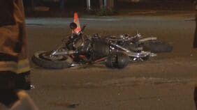 パトカー追跡中のバイクが軽乗用車と衝突　運転していた10代男性が大けが　ナンバープレートはねあげ、職務質問から逃走中　旭川市|TBS NEWS DIG