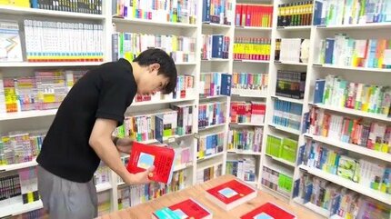 19歳で書店をオープンさせた大学生 置いてあるのはほぼ“学習参考書