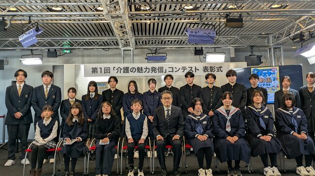 「母が介護の仕事をしていて、介護の大切さをみんなに伝えるために描きました」介護の大切さなどをテーマにした作品が並ぶ　介護の魅力発信コンテスト表彰式　岩手|TBS NEWS DIG