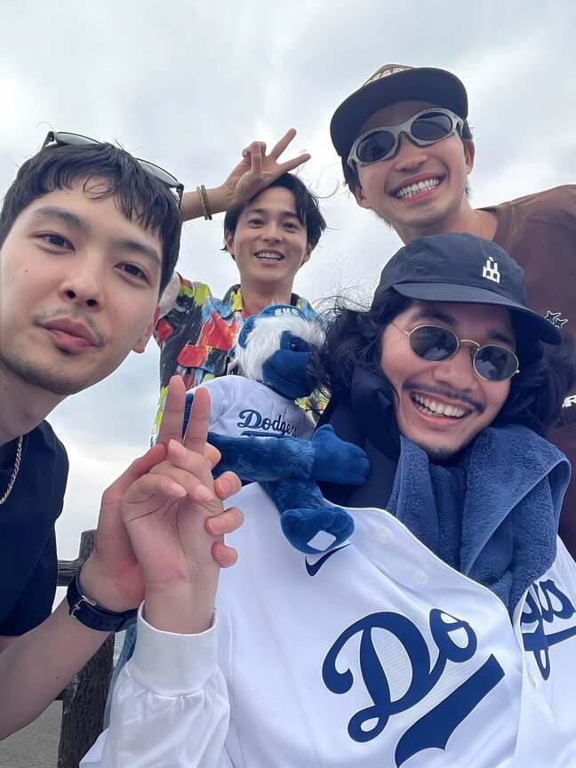 【脳出血で療養中】清原翔さん　友人と笑顔でピース　「翔さんのピースを支える手に、友情が見えます」　ファン反響|TBS NEWS DIG