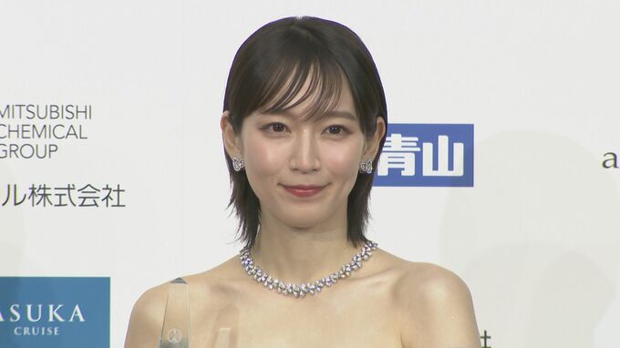 【吉岡里帆】事務所移籍など、激動の1年振り返る。サッカー・内田篤人は 妻から「デレデレするな」と・・・|TBS NEWS DIG