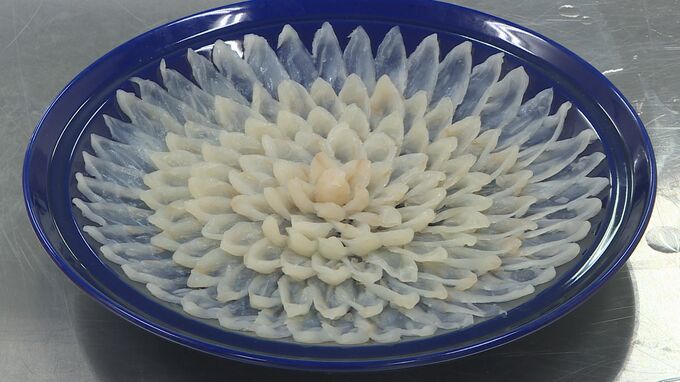 一枚一枚の刺身の形を見てほしい　宮家へ献上のフグ　調理公開　山口県下関市|TBS NEWS DIG