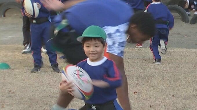 園児がラグビー体験 花園に出場する東明フィフティーンが面白さと楽しさ伝える　大分　|　大分のニュース｜OBS NEWS｜大分放送