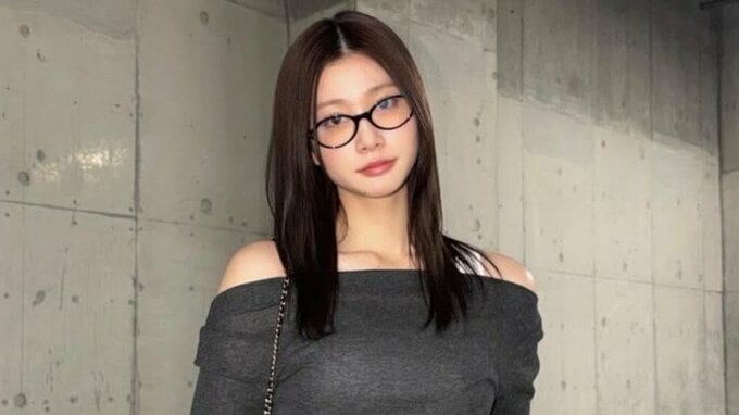 【 生見愛瑠 】「ぐれーまみれ。」 コンクリート空間で魅せるモノトーンコーディネート　フォロワー絶賛「脚長すぎる～！」|TBS NEWS DIG