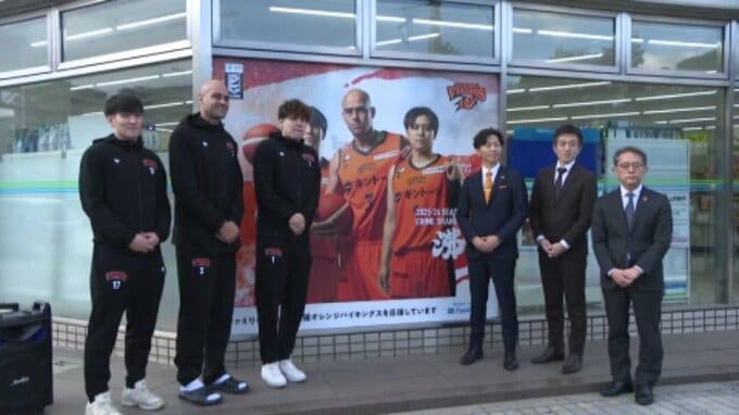 B2愛媛OV応援企画 選手3名とスローガンがラッピングされたコンビニが松山市に|TBS NEWS DIG