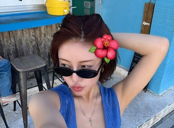 【 王林 】　夏の思い出を公開　「今更の夏だけど今も夏と冬同時進行中...」　黒水玉ドレス姿とハワイのバーガーショップでの自撮り、犬と触れ合う姿も|TBS NEWS DIG