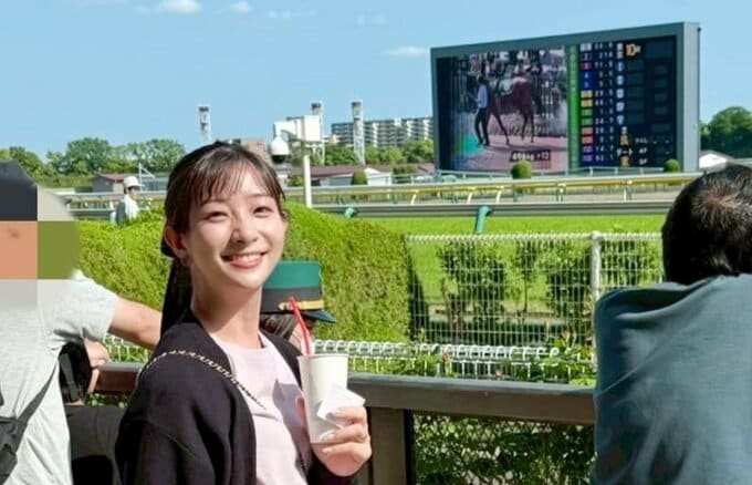 【 足立梨花 】　「プライベートで初めて競馬場いってきた」「たこ焼き食べてビール飲んでコーラ飲んで　めっちゃ楽しみました」|TBS NEWS DIG