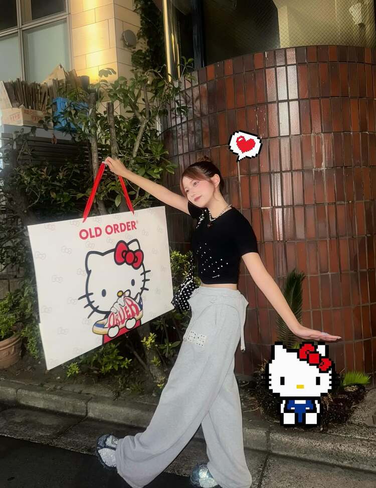 デイジーを抱っこしたハローキティ　特大 辻希美・長女】希空 「どデカキティGET」と報告 巨大ハローキティの