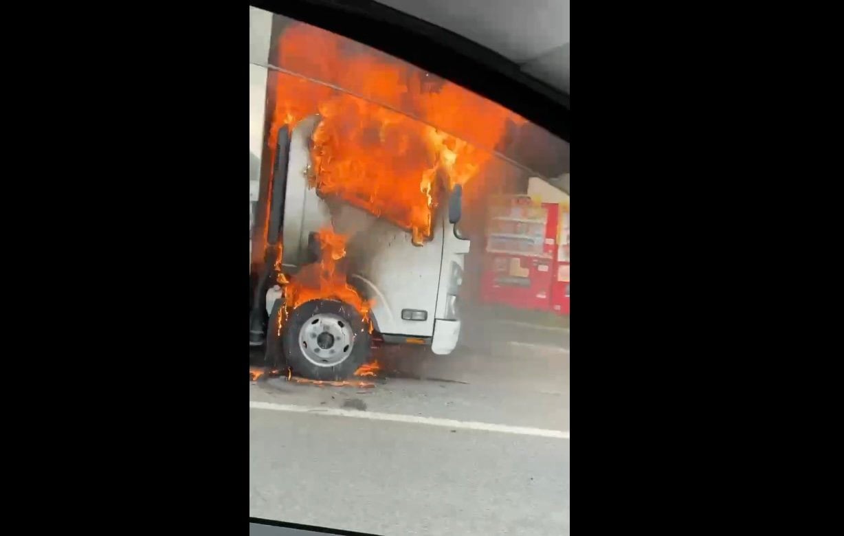 炎に包まれるトラック 運転していたら異臭と白煙が…車両が燃えるも