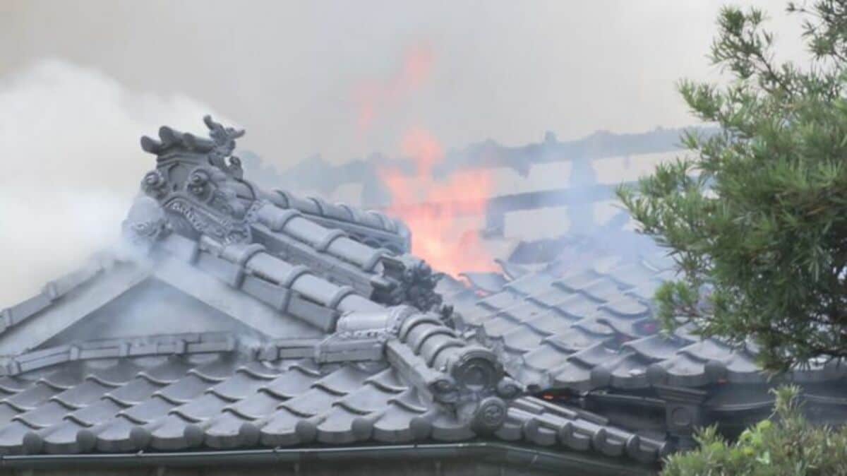 「屋根から白煙が」住宅1棟全焼　住人男性と親族、火事に気づき逃げ出す　鹿児島・鹿屋市
