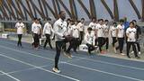 「100%で走れ!」 男子100m世界王者F.カーリー 陸上教室で学生たちに速く走るコツを熱血指導|TBS NEWS DIG