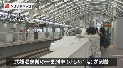 計画から半世紀 西九州新幹線 開業 JR長崎駅では長濱ねるさんらの合図