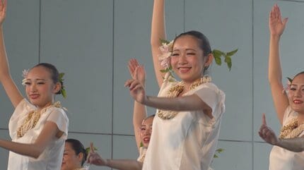 富士山がうしろに見えているのが最高」 富士山をバックにフラダンス