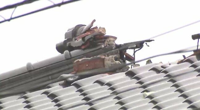 住宅に落雷、屋根瓦が飛び散る…屋根瓦は道路をはさんだ駐車場にも飛び、屋根に穴…長野市周辺で落雷相次ぐ…湿った空気の影響で長野県北部を中心に大雨|TBS NEWS DIG