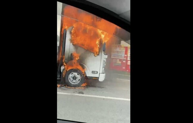 炎に包まれるトラック 運転していたら異臭と白煙が…車両が燃えるもドライバーは避難し無事(山形・大江町)|TBS NEWS DIG