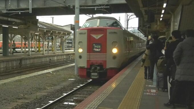 去年引退「特急やくも」381系車両が年末年始に復活運行　鉄道ファン歓喜、Uターンラッシュの帰省客ら続々乗り込む|TBS NEWS DIG