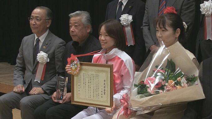 マラソン女子五輪代表の一山麻緒選手に市民栄誉賞　鹿児島・出水市|TBS NEWS DIG