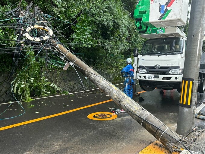 電柱倒壊し道路ふさぎ通行止　一時停電　長崎市　|　長崎のニュース | 天気 | NBC長崎放送