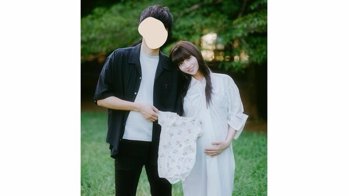 【 荻野由佳 】　「会える日が心から楽しみ」白いワンピース姿で夫と寄り添うマタニティフォトを公開　臨月の苦しさと喜びを同時に語る|TBS NEWS DIG