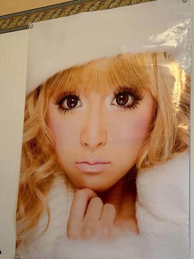 【 鈴木奈々 】 「おばぁちゃん家のリビングに私のポスターがドーンと貼ってありました！笑笑」「ギャル時代の私です！」|TBS NEWS DIG