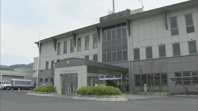 74歳女性が運転する軽乗用車がコンビニに突っ込む けが人なし 「ブレーキとアクセルを踏み間違えた」|TBS NEWS DIG