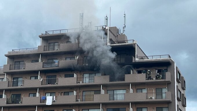 8階建てマンションで火事　6階の部屋から出火か　住人は外出中でけが人・逃げ遅れの情報なし|TBS NEWS DIG