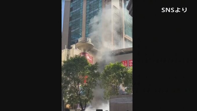 香港 ショッピングセンターの外壁焼ける　日本人観光客に人気のタイムズスクエア付近が一時騒然