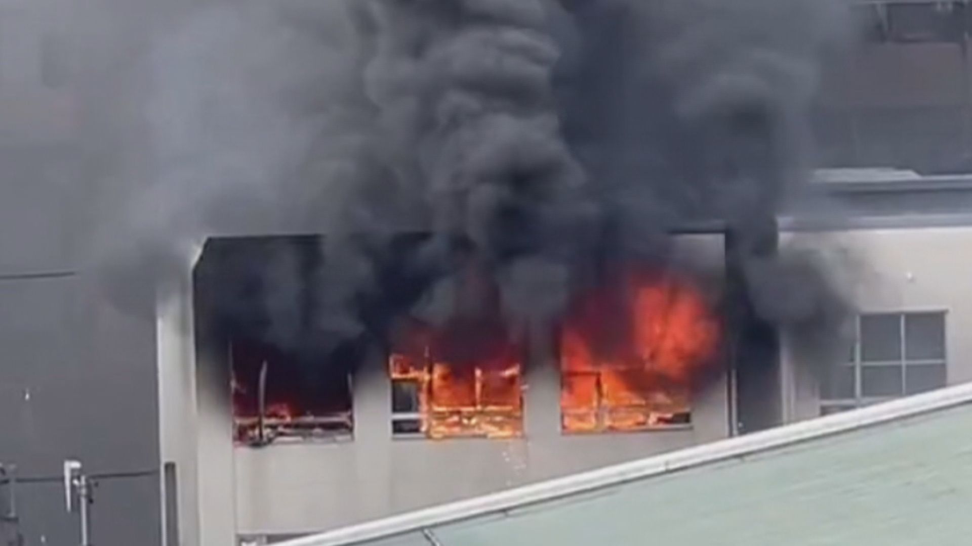 火災が発生した中学校は臨時休校に　火元の教材室は施錠されていた？ 警察などが実況見分をして出火原因を調べる　