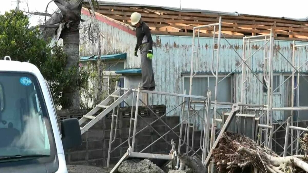 台風24号と大雨　奄美市で飛ばされた屋根の修理始まる