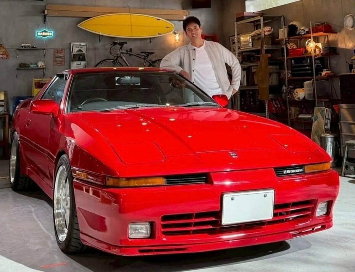 沢村一樹 】 赤い車と笑顔ショット 「自宅ガレージにて・・と言いたい