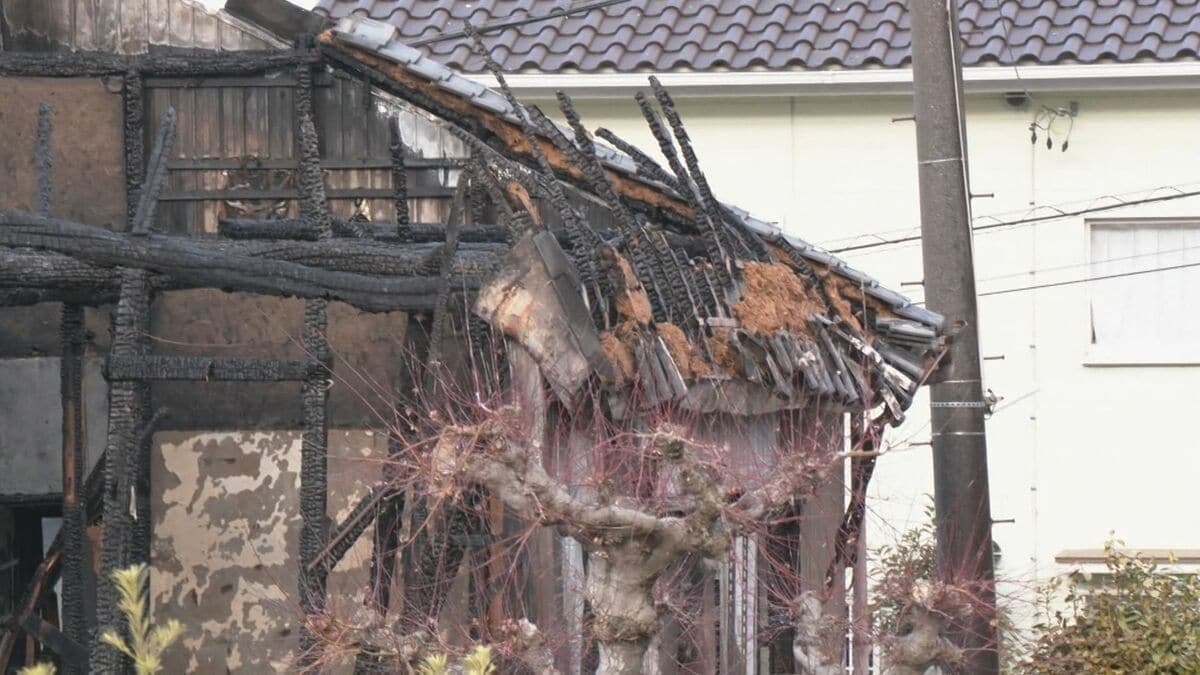 深夜の火事で木造住宅が全焼し1人死亡　この家に1人で住む80歳女性か　愛知・岡崎市