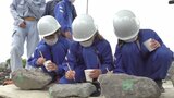 地元の歴史に関心を 国指定史跡の堤防で 小学生が石積修復工事を体験 記念に名前も | 山梨のニュース | UTYテレビ山梨