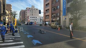 パトカーに追跡されたあと、自転車をはね逃走、乗用車とも衝突…運転していた男は酒気帯び運転の疑いで警視庁が現行犯逮捕|TBS NEWS DIG