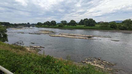 イギリス海岸出現 晴れの日が続き、水位が下がったため 岩手・花巻市
