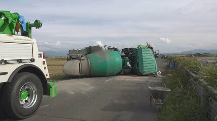 詳報】ミキサー車が防雪柵に衝突して横転 現場周辺約1.8kmが一時