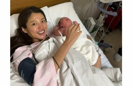 岡副麻希・直筆サイン・ベビースター 岡副麻希さん 第1子出産を報告 3186gの女の子 「出産方法も想定外で
