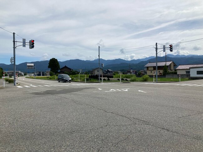 「赤信号で進入した」県道交差点で乗用車と軽乗用車が衝突事故…1人死亡・2人軽傷 乗用車が信号無視か 富山・入善町|TBS NEWS DIG