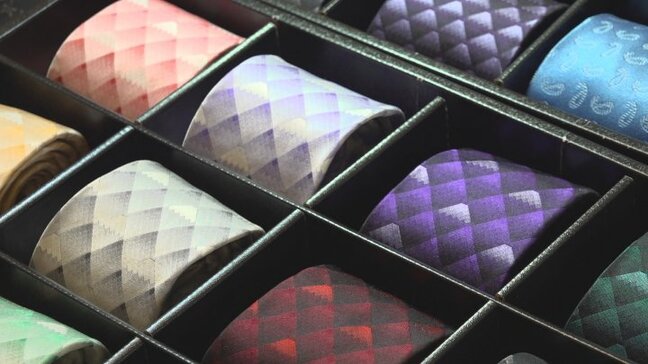 郡内織物の傘やネクタイ　県庁で特別価格で販売　産地を盛り上げようと開催　山梨|TBS NEWS DIG