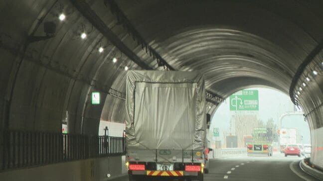 新名神6人死亡事故で運転手の女を立ち会わせて実況見分 ｢休憩しながら走っていた｣という趣旨の供述 事故現場に行ってみると…|TBS NEWS DIG