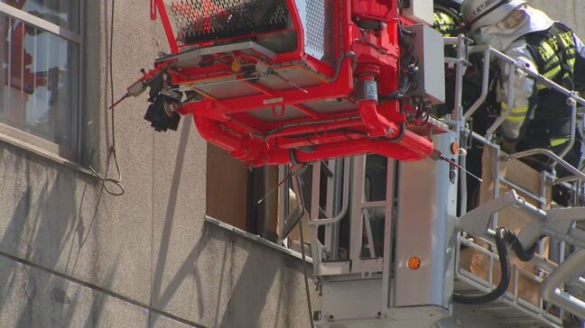 「爆発音がして建物の4階から煙が出ている」 札幌の7階建て複合ビルの1室で爆発音 窓ガラス割れ周囲に飛散 爆発火災か 室内から焦げた紙が見つかる|TBS NEWS DIG