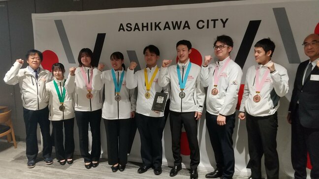 技能五輪全国大会で道内勢6年ぶりの金賞、家具部門の楠本恭治さん「国際大会に向けて頑張りたい」建築大工部門の銅賞・小林瑠々さんらとともに上川関連7人が受賞報告　旭川市役所|TBS NEWS DIG
