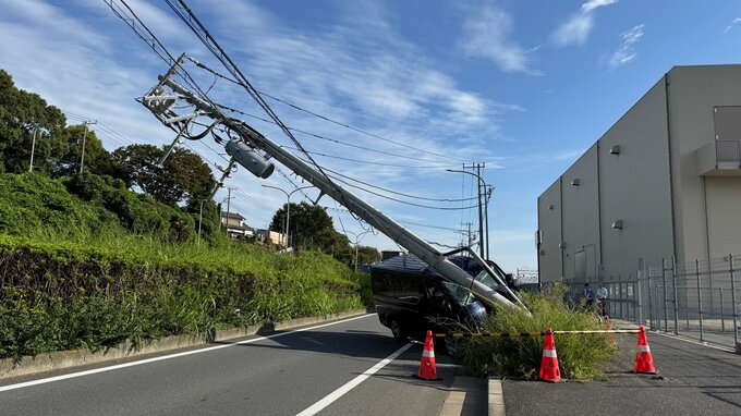 横浜の羽沢横浜国大駅前で乗用車が電柱に衝突　電柱が折れて倒れる　運転していた男性がケガ|TBS NEWS DIG