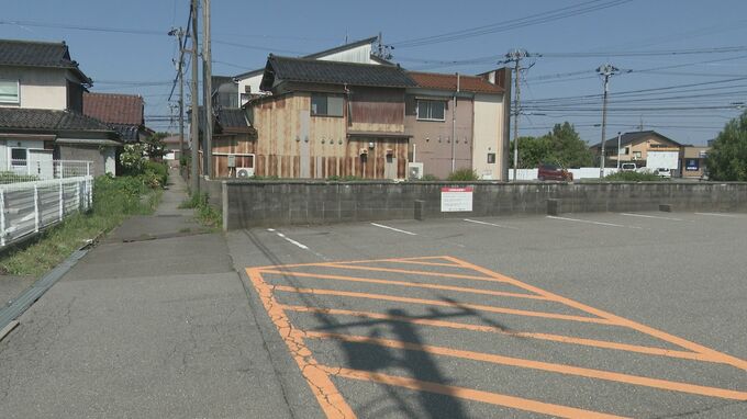 スーパー駐車場で車にはねられ自転車の37歳女性が意識不明の重体 80代ドライバーは女性をはねた後アクセルとブレーキを踏み間違え駐車中の車両に衝突 石川・加賀市　|　石川県のニュース｜MRO北陸放送