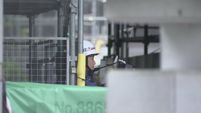 東京・小金井市の13階建てマンション敷地内で火災 住民12人けが　火元は1階にあった修繕工事の「仮設資材置き場」付近|TBS NEWS DIG